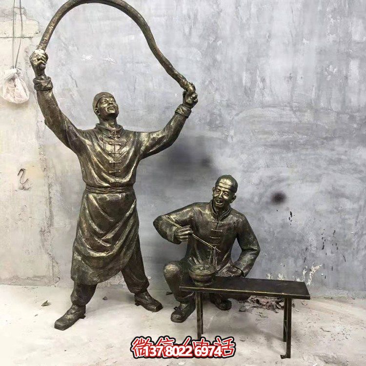 仿銅人物雕塑，裝點(diǎn)現(xiàn)代城市街道