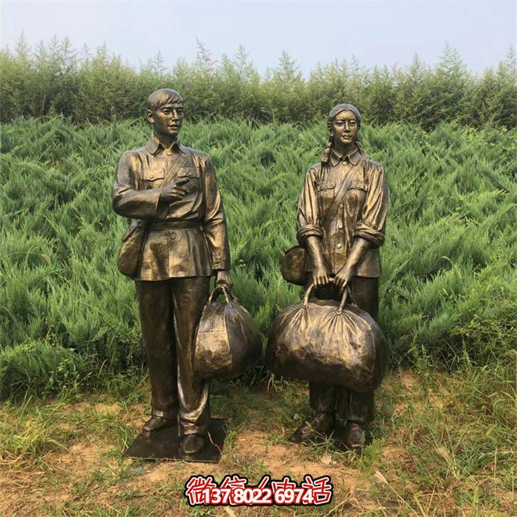 手工雕刻民俗小品，玻璃鋼仿銅人物拿行李的車站裝飾品