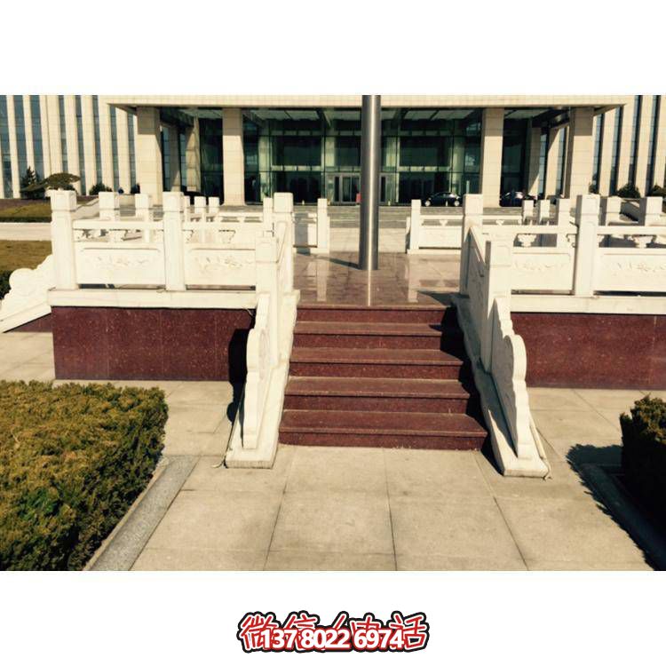 精美雕塑裝飾欄桿，增添學(xué)校廣場(chǎng)升旗臺(tái)象征意義