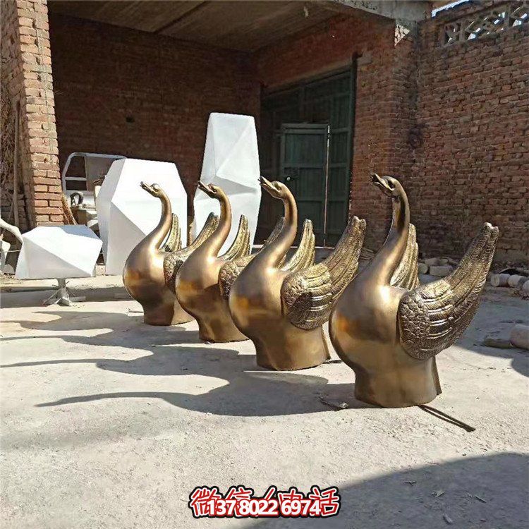 仿銅噴水雕塑，玻璃鋼景觀天鵝水池，為廣場(chǎng)園林?jǐn)[放