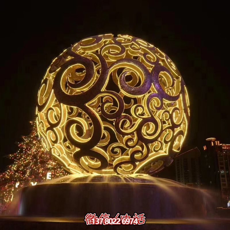 不銹鋼鏤空球雕塑，照亮夜晚的美麗噴泉
