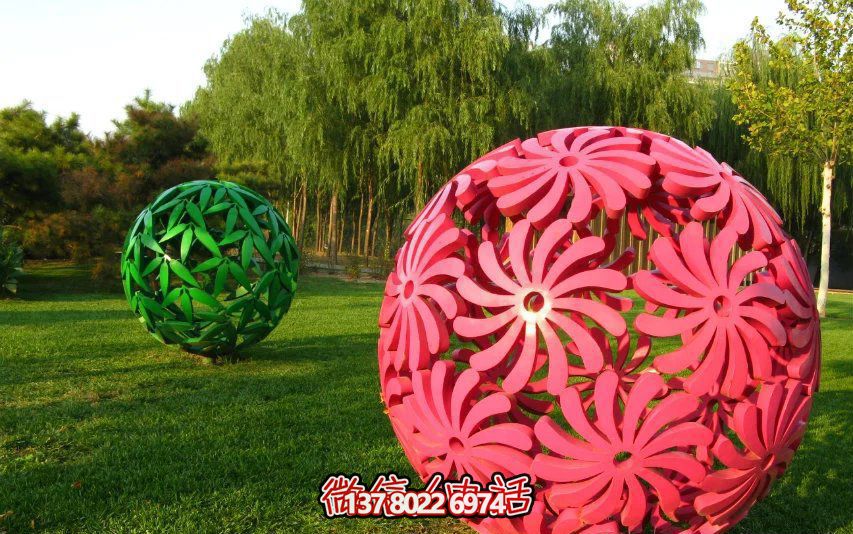 創(chuàng)意粉色鏤空球雕塑，為公園草坪增添童趣
