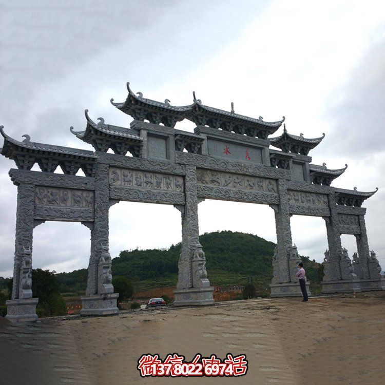 精美大型仿古青石雕刻門(mén)樓牌坊，為景區(qū)入口增添精彩