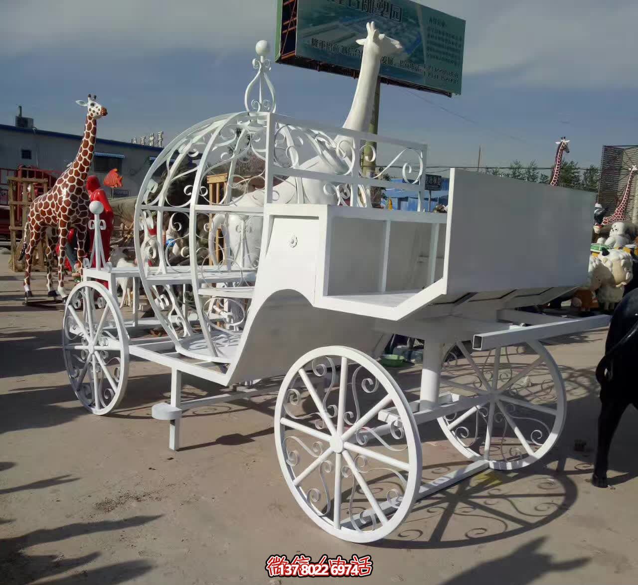 不銹鋼雕塑，精美馬車裝點(diǎn)商場(chǎng)戶外