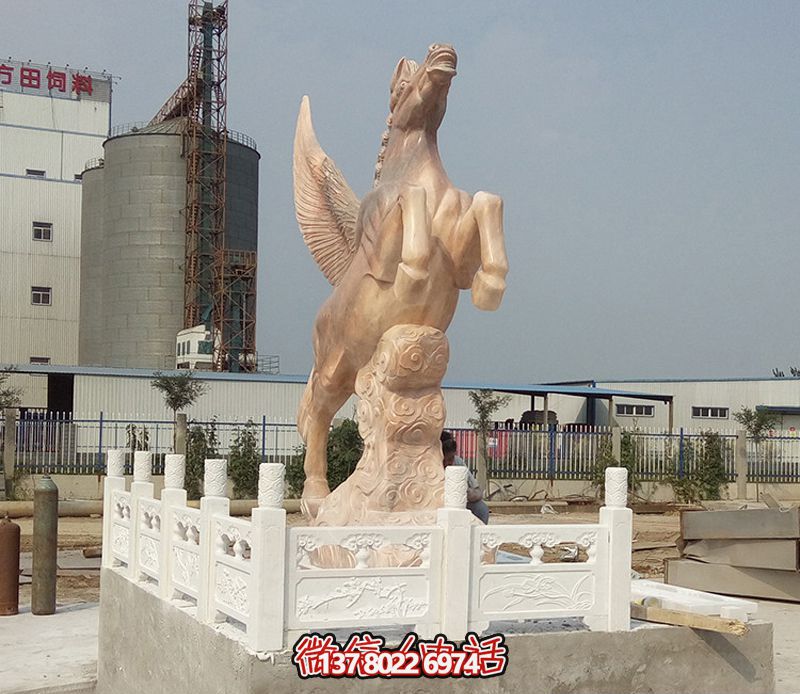 飛馬石雕創(chuàng)意雕塑，點綴廣場上的黃蠟石