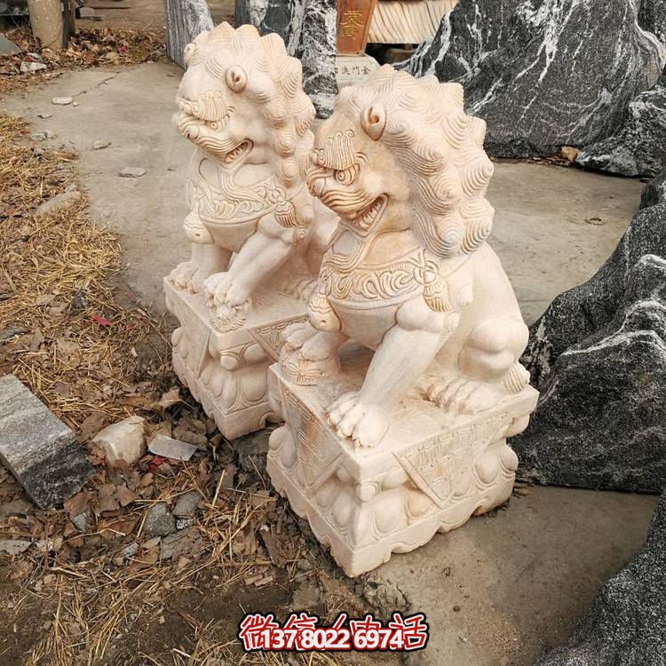 精美大理石雕刻石獅子，為酒店門(mén)口添彩晚霞紅