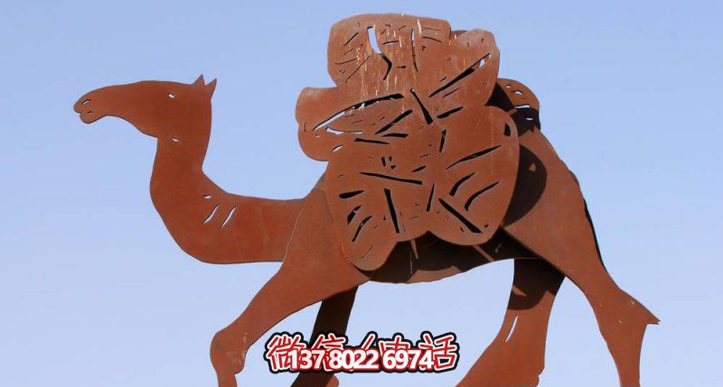 不銹鋼駱駝剪紙雕塑，點綴街道邊行走