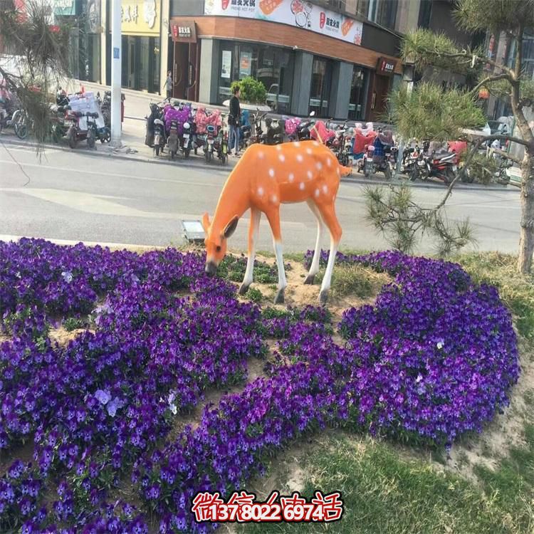 仿真鹿雕塑，在草叢中擺放，玻璃鋼打造
