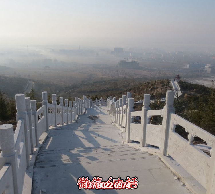 精致石雕護(hù)欄，漢白玉青石欄板點(diǎn)綴天然風(fēng)情