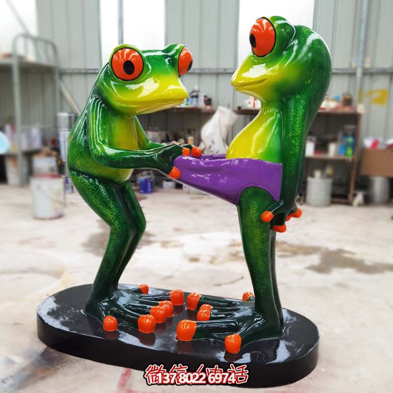 逗趣玻璃鋼青蛙雕塑，為景區(qū)增色不只