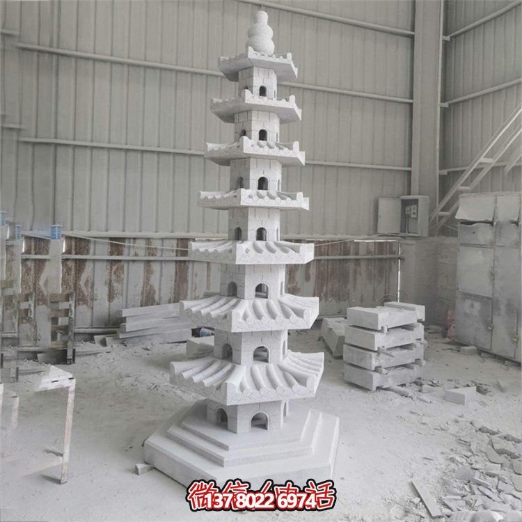 天然青石多層石佛塔，雕刻精美，為寺廟擺放