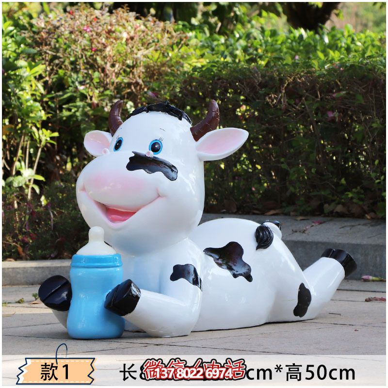 玻璃鋼牛雕塑，為幼兒園的幼兒們趴著喝奶更添樂趣