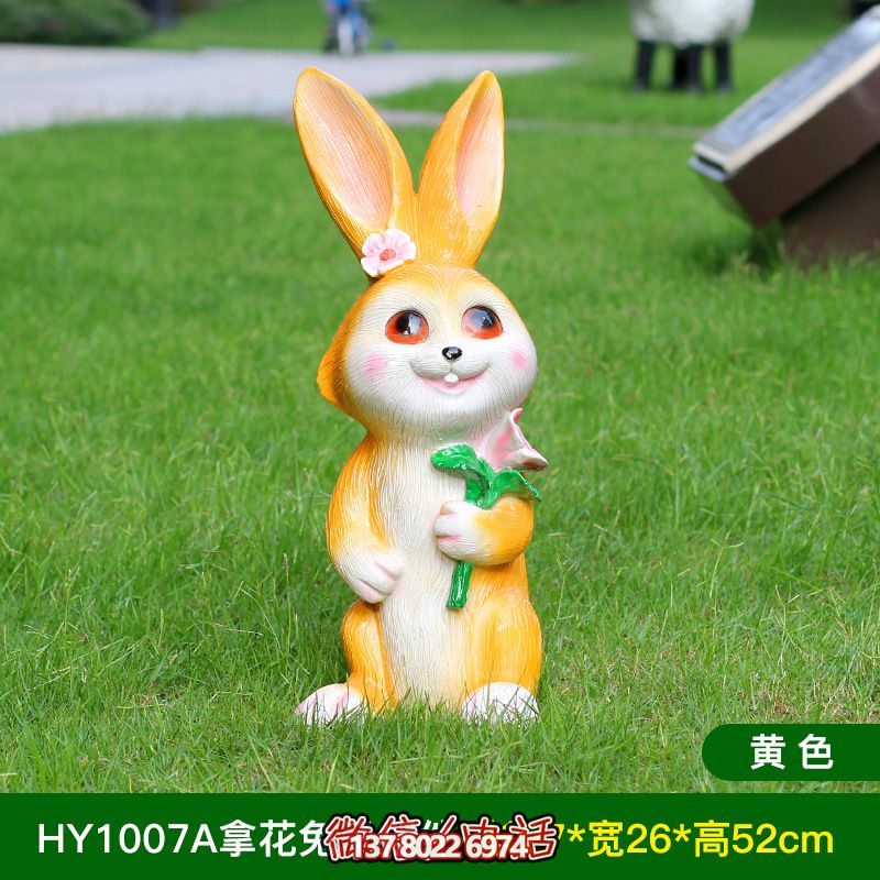 黃色樹脂兔子雕塑，室內擺放只有一個