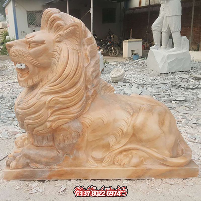 兇猛獅子紅石雕臥著雕塑，為公園景區(qū)添彩晚霞之美