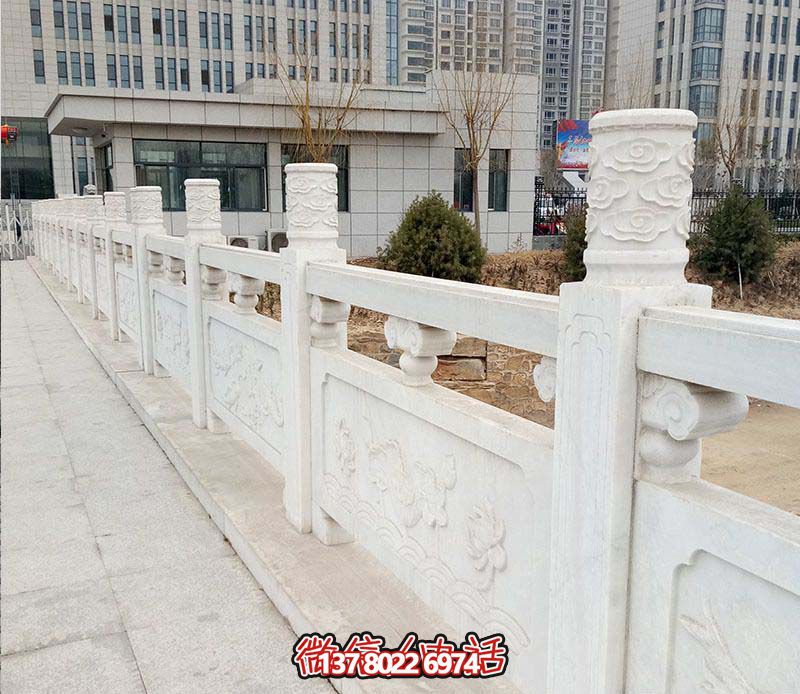 漢白玉鑲嵌欄桿扶手，點綴走廊裝飾，為城市花園添彩
