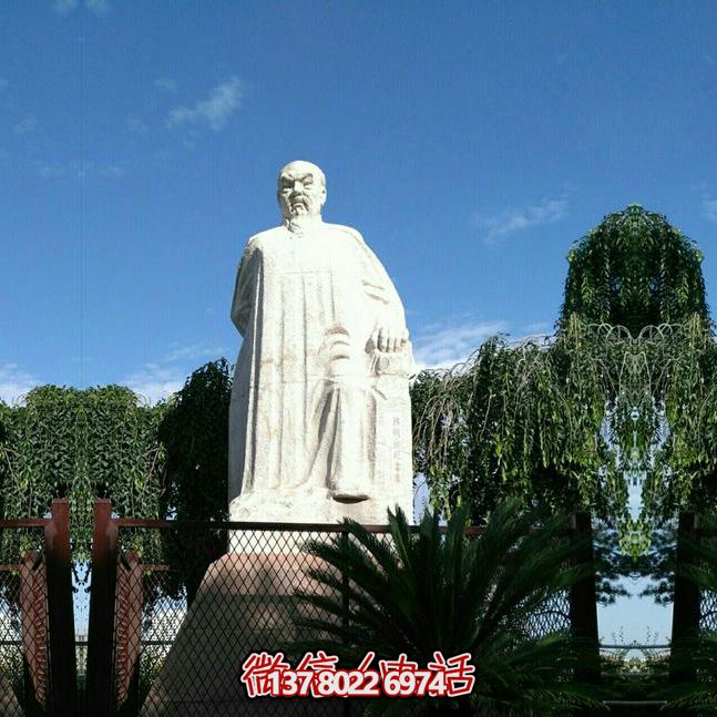 林則徐石雕塑，點(diǎn)綴校園廣場