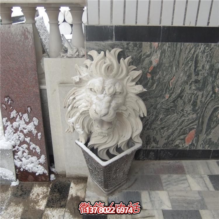 豪華別墅大型紅石獅子雕塑，園林景觀完美呈現