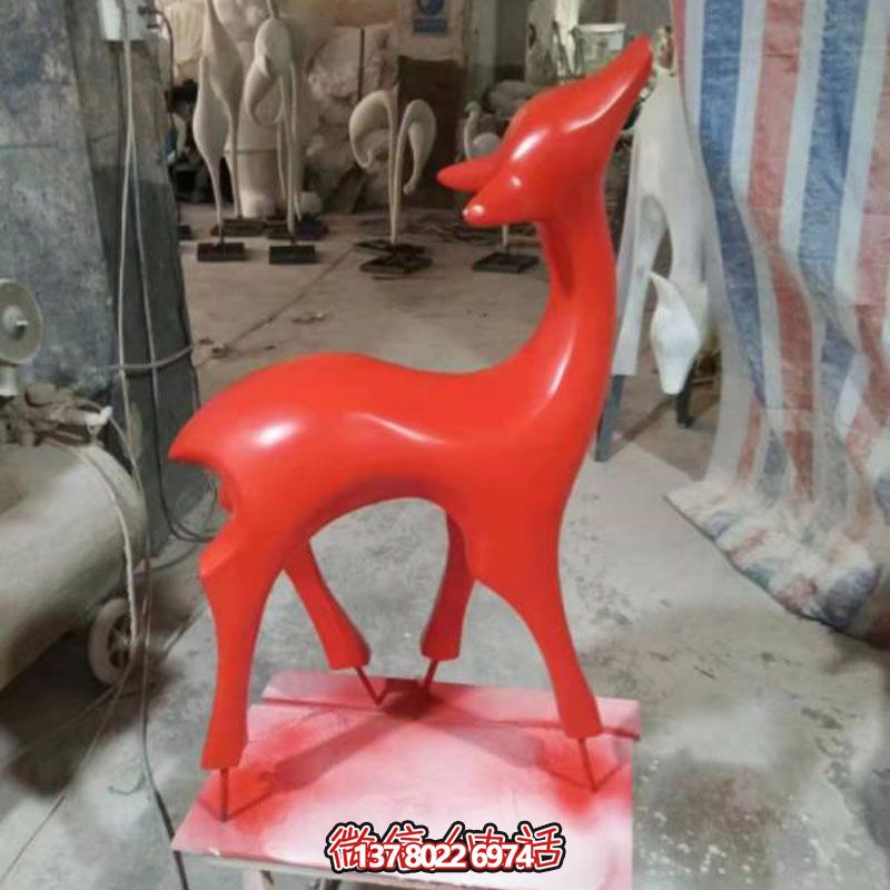 玻璃鋼制紅色梅花鹿雕塑，裝點(diǎn)別墅小區(qū)精致美觀