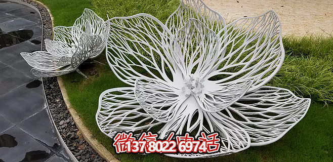 不銹鋼蓮花雕塑，鐵藝裝點戶外廣場