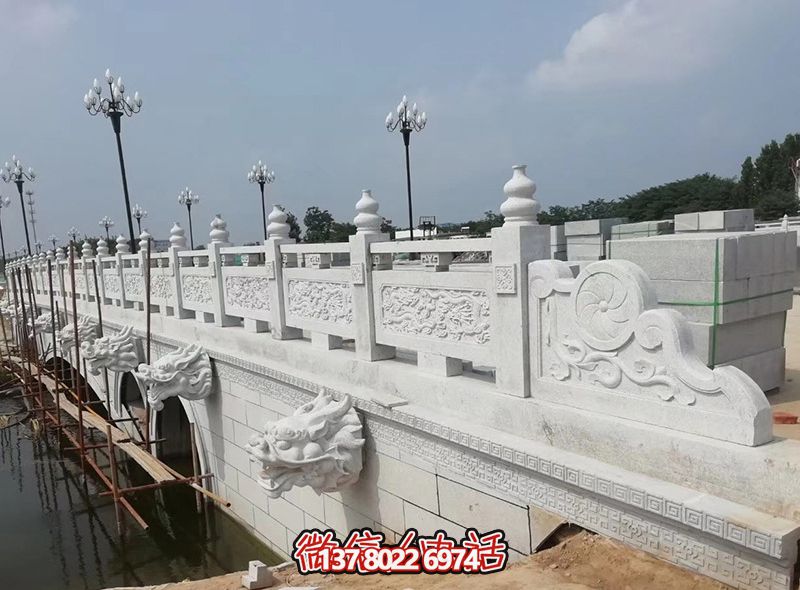 精美漢白玉石拱橋，融龍紋雕刻欄桿