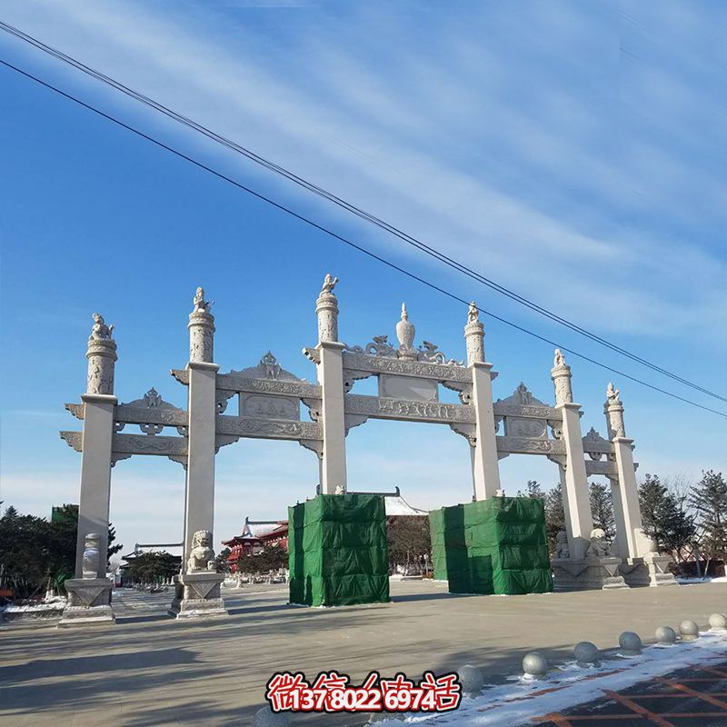 新款漢白玉牌坊，美觀而古樸的石六柱，為寺院和景區(qū)增添靈氣