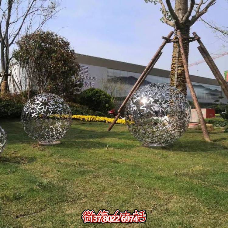 藝術(shù)雕塑裝置以不銹鋼和樹葉為原料，鏤空球造型，為戶外廣場和草坪增添藝術(shù)氣息