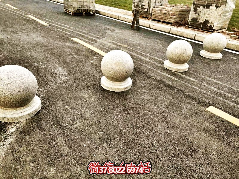 球形路障，為小學(xué)路邊擺放的安全隔離車
