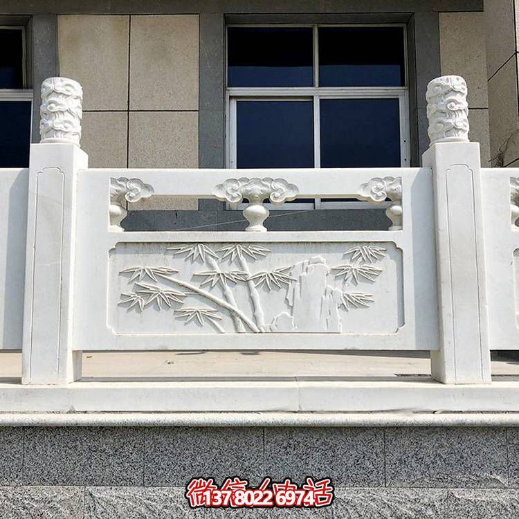 精致古典庭院雕飾浮雕石柱、欄桿、欄板，營造溫馨園林