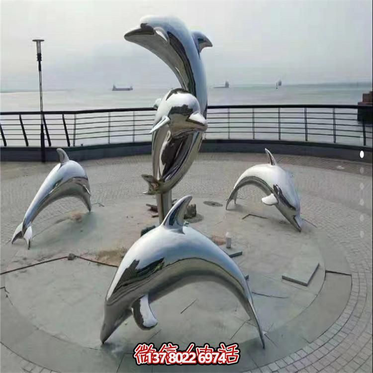 不銹鋼海豚雕塑，讓海邊的廣場更加美觀