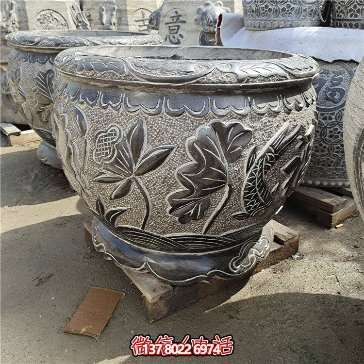 古建庭院蓄水缸，用青石點綴