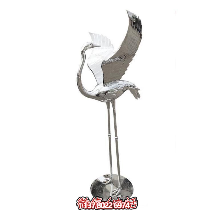 鏡面不銹鋼仙鶴雕塑，質(zhì)樸自然，展翅回頭