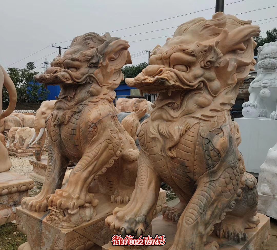 大型黃蠟石麒麟雕塑，點(diǎn)綴廣場(chǎng)景觀