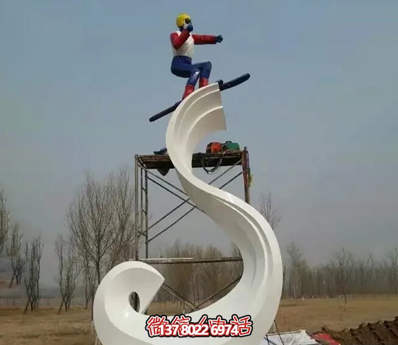 彩繪不銹鋼雕塑，把滑雪運動主題人物雕刻到廣場上