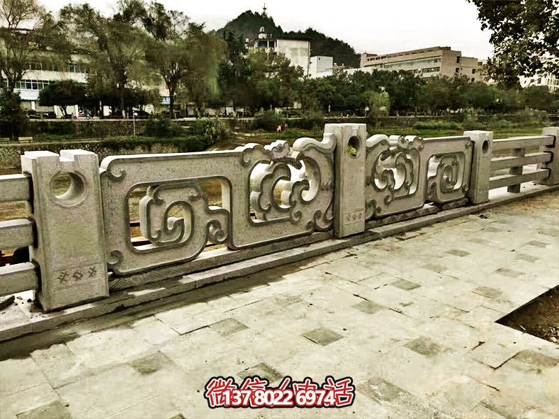 大理石石欄桿鏤空雕塑，讓湖邊的裝飾更加完美
