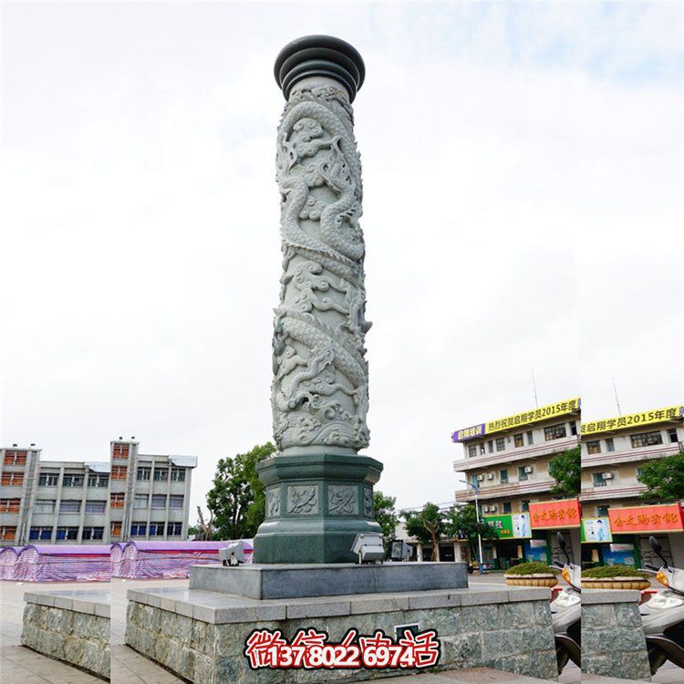 大理石浮雕龍柱，點綴校園廣場