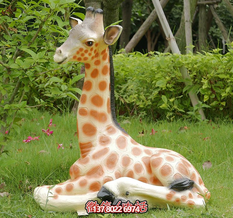 彩繪仿真動(dòng)物玻璃鋼雕塑，營(yíng)造出寧?kù)o自然的公園草坪