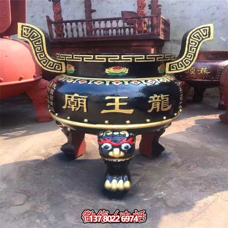 精美彩繪金漆圓形香爐，為寺廟添彩