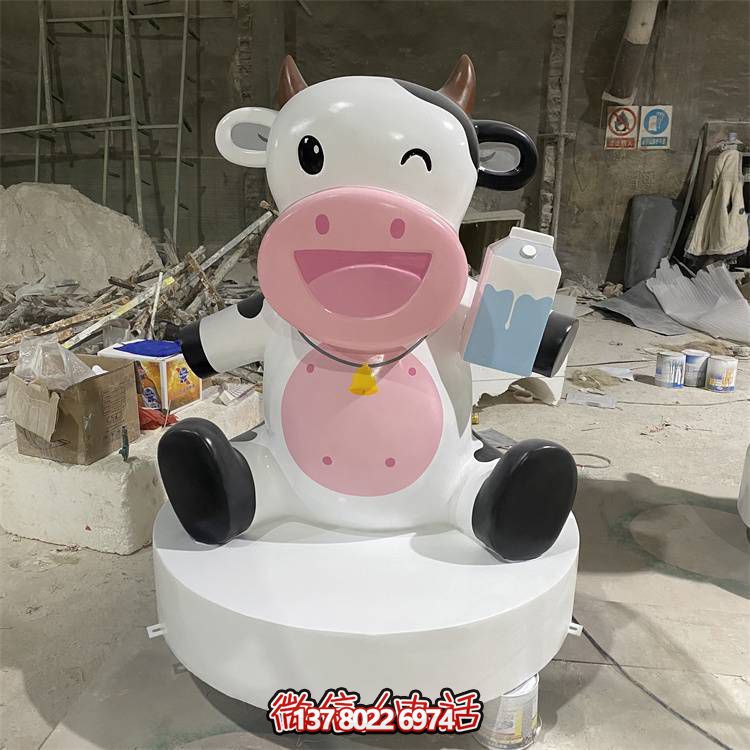 玻璃鋼雕塑，營造優(yōu)雅卡通奶牛公仔氣氛