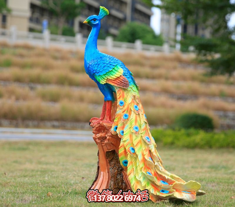 玻璃鋼孔雀雕塑，點(diǎn)綴公園草坪