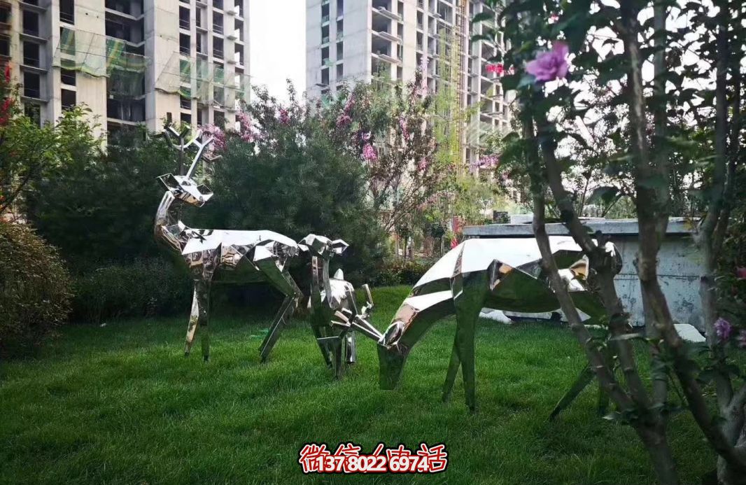 不銹鋼梅花鹿雕塑，讓公園草坪更美麗