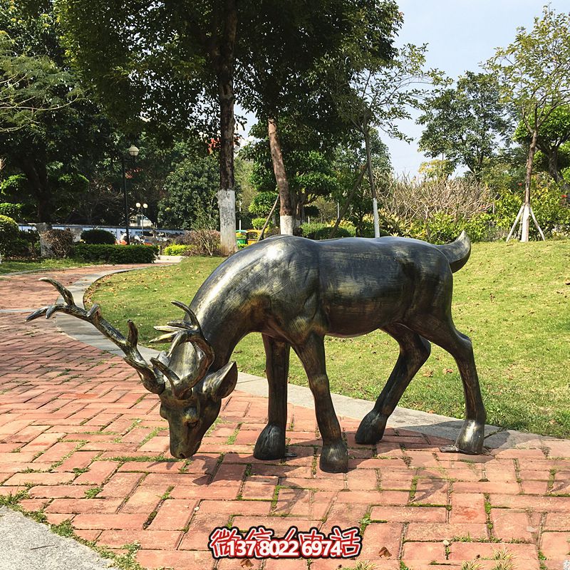 精美鹿雕塑，在公園里覓食的活力象征