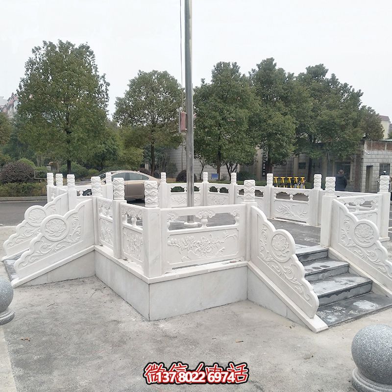 升旗臺石雕——精雕細琢，點綴校園風(fēng)采