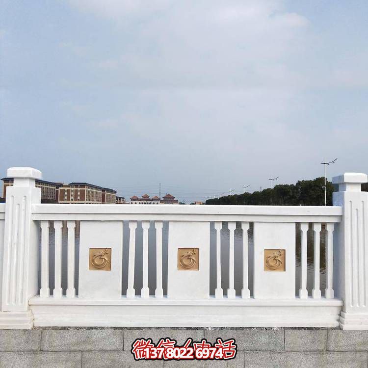 “羅馬柱式漢白玉歐式欄桿，為河道邊裝飾和防護(hù)”