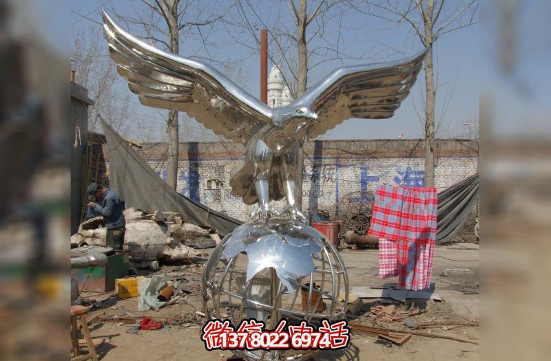休息時(shí)刻，欣賞不銹鋼老鷹雕塑
