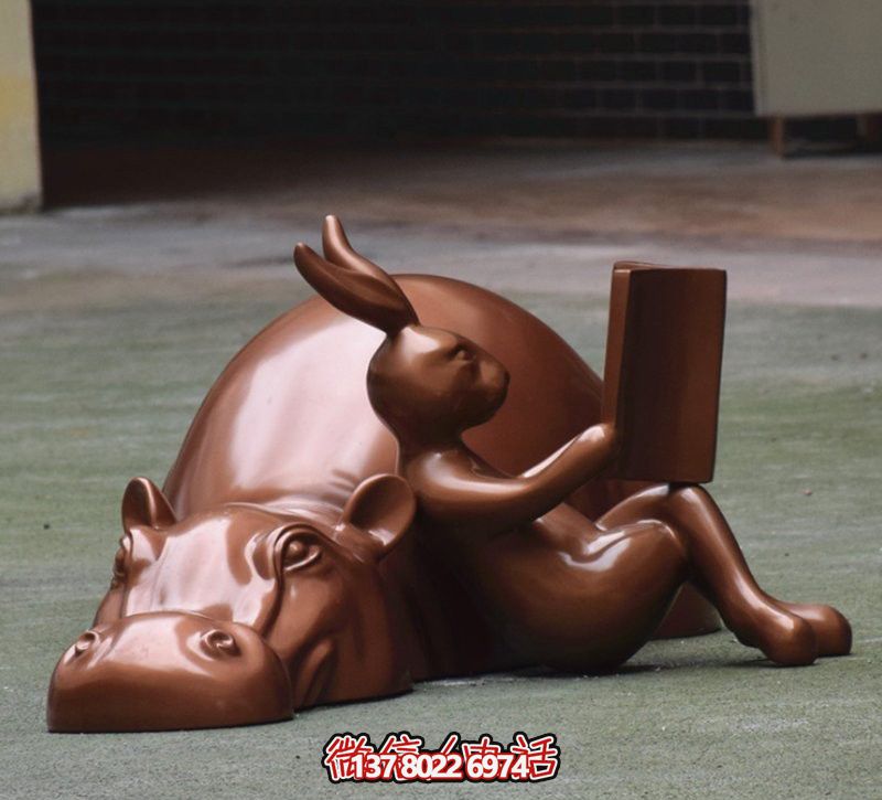 玻璃創(chuàng)意海馬雕塑，擺放于場內(nèi)，點(diǎn)綴你的生活
