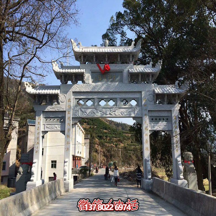 村口石牌坊，三間四柱石雕牌樓
