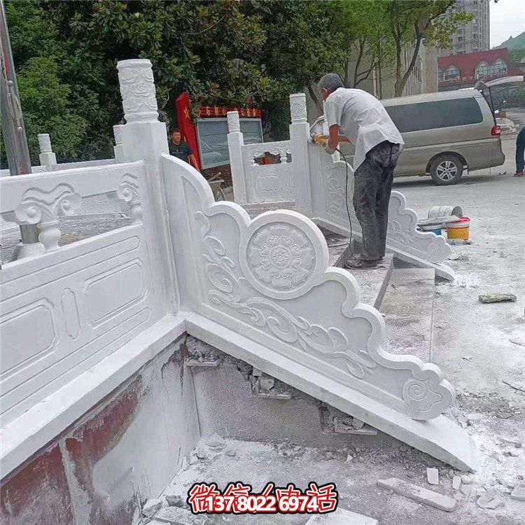 漢白玉旗臺欄板欄桿安裝，細(xì)節(jié)打磨處理