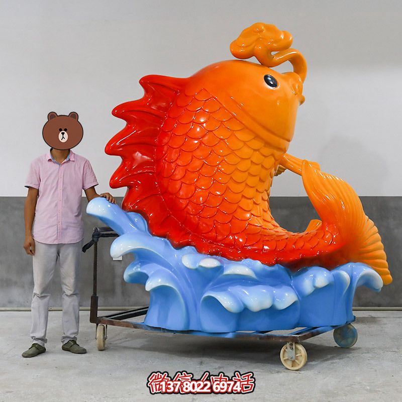游樂(lè)場(chǎng)擺放的玻璃鋼卡通鯉魚(yú)雕塑 游樂(lè)場(chǎng)擺放的玻璃鋼卡通鯉魚(yú)雕塑