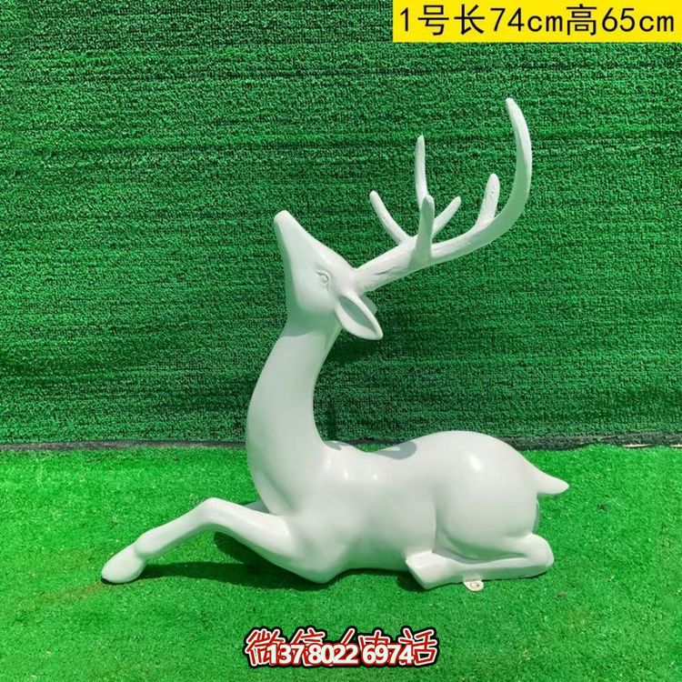 白色的梅花鹿，臥姿，仰頭，可上色